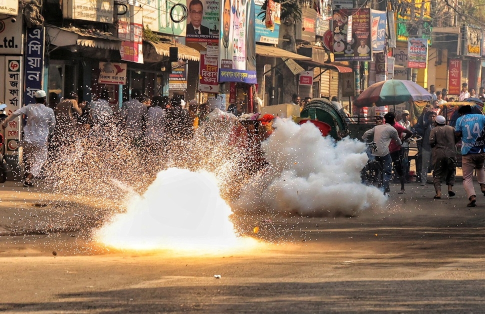 Cảnh sát Bangladesh sử dụng lựu đạn hơi cay để giải tán người biểu tình ở thủ đô Dhaka, ngay trước khi Tòa án đưa ra phán quyết chống lại cựu Thủ tướng Sheikh Hasina hôm 17/11/2025. Nguồn: Reuters/ANI