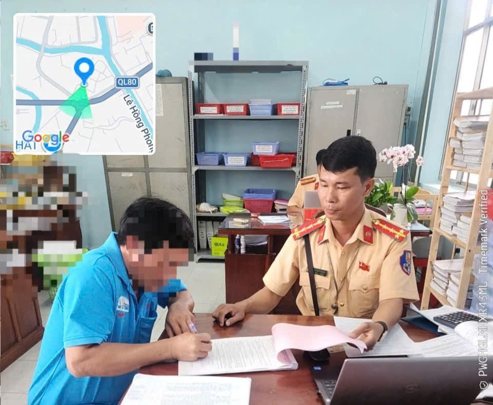 Cảnh sát giao thông xử lý tài xế ô tố khách vi phạm ATGT