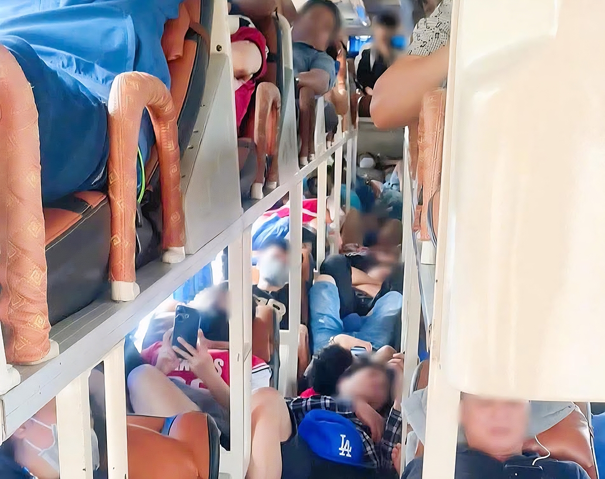 Cảnh xe nhồi nhét khách