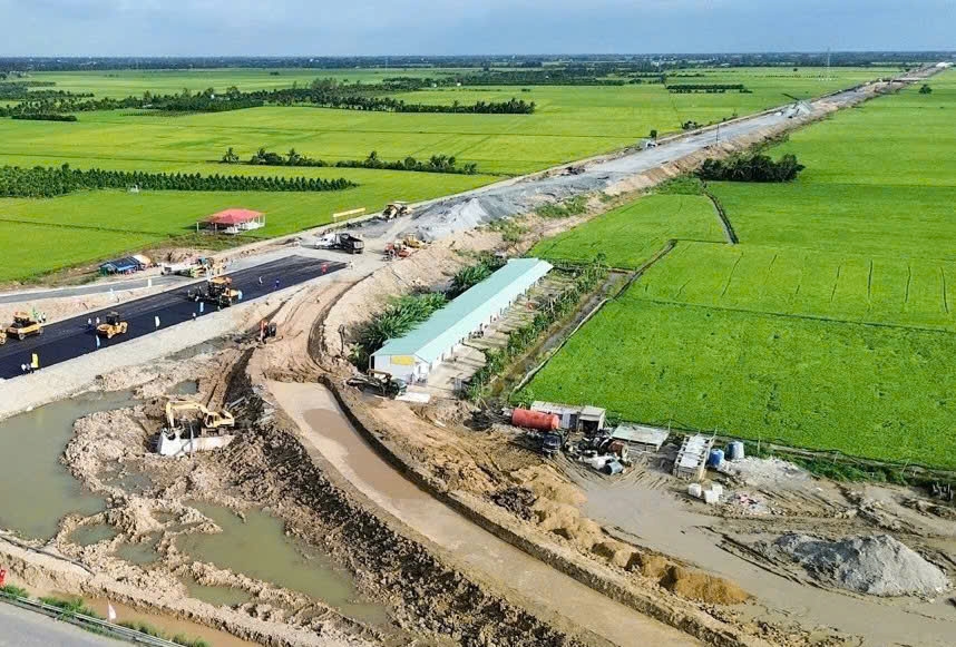 Cao tốc Châu Đốc - Cần Thơ - Sóc Trăng đang được tăng tốc thi công giai đoạn phân kỳ, quy mô 4 làn xe hạn chế.