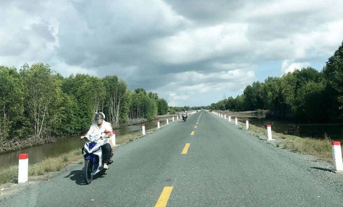 Một đoạn đường Năm Căn - Đất Mũi thuộc đường Hồ Chí Minh. Ảnh: CQ