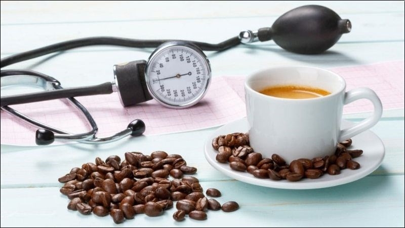 Việc uống cà phê đối với người tiểu đường không hoàn toàn bị cấm, nhưng cần kiểm soát chặt chẽ về lượng, thời điểm và cách pha chế