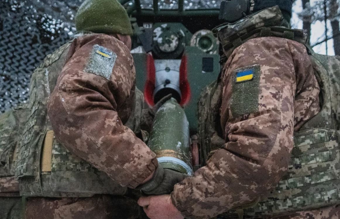Binh sỹ Ukraine chuẩn bị khai hỏa lựu pháo. Ảnh: AP