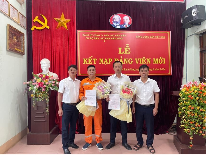 Nhiệm kỳ 2020-2025, tỉnh Điện Biên kết nạp đảng viên mới vượt chỉ tiêu đề ra. Ảnh: Trần Bắc