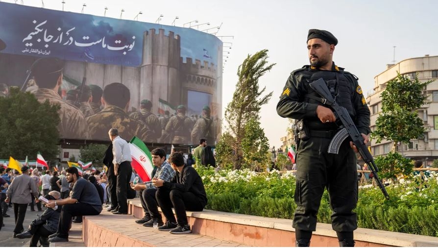 Nhân viên an ninh Iran trên đường phố. Ảnh: Getty