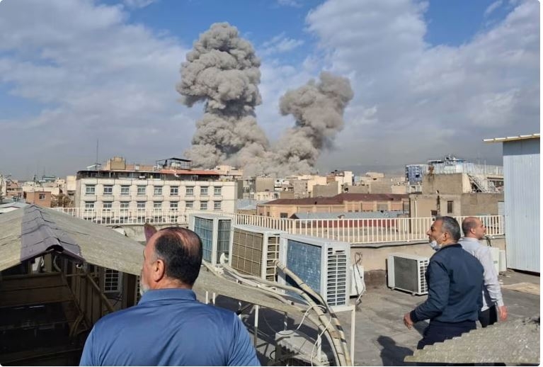 Khói bốc lên sau các vụ nổ tại Tehran, Iran. Ảnh: AP