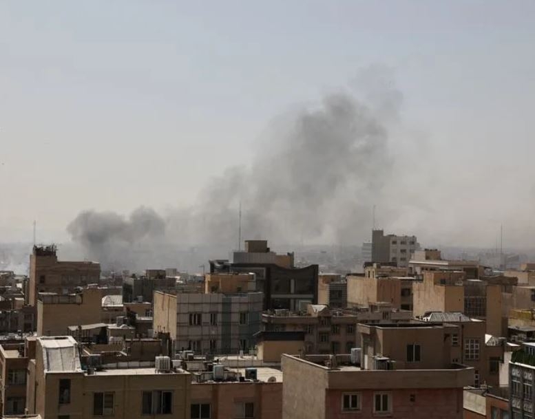 Khói bốc lên sau cuộc không kích của Israel vào Iran. Ảnh: Reuters
