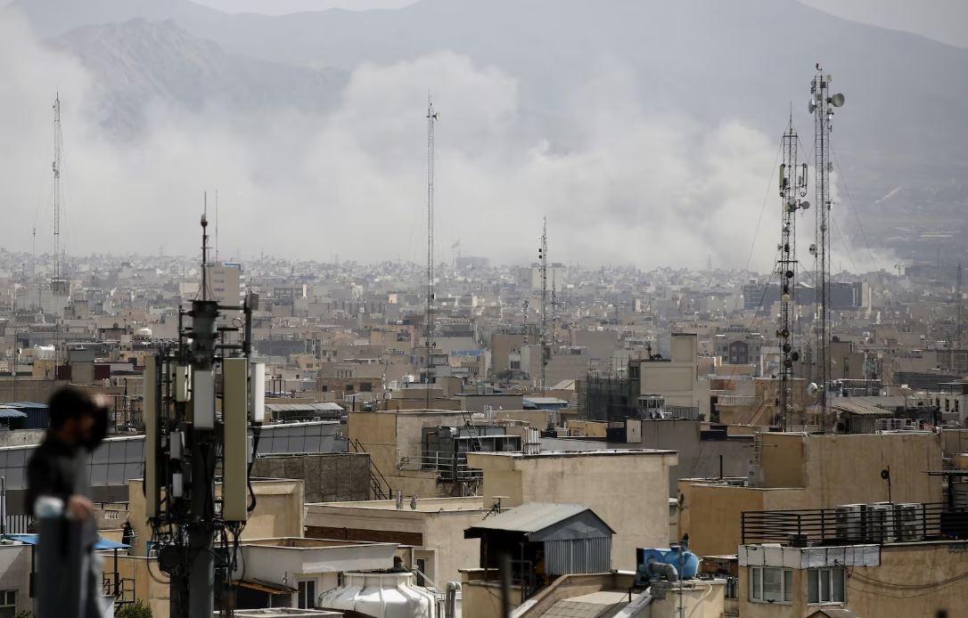 Một góc thủ đô Tehran của Iran sau cuộc tấn công của Mỹ và Israel. Ảnh: AP