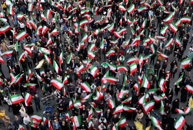 Người dân Iran biểu tình phản đối cuộc không kích của Mỹ và Israel. Ảnh: Reuters