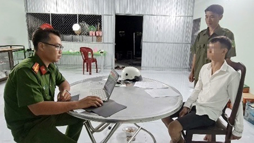 Cơ quan Công an lấy lời khai đối với đối tượng Bùi Vĩnh An - Ảnh: CA Cần Thơ