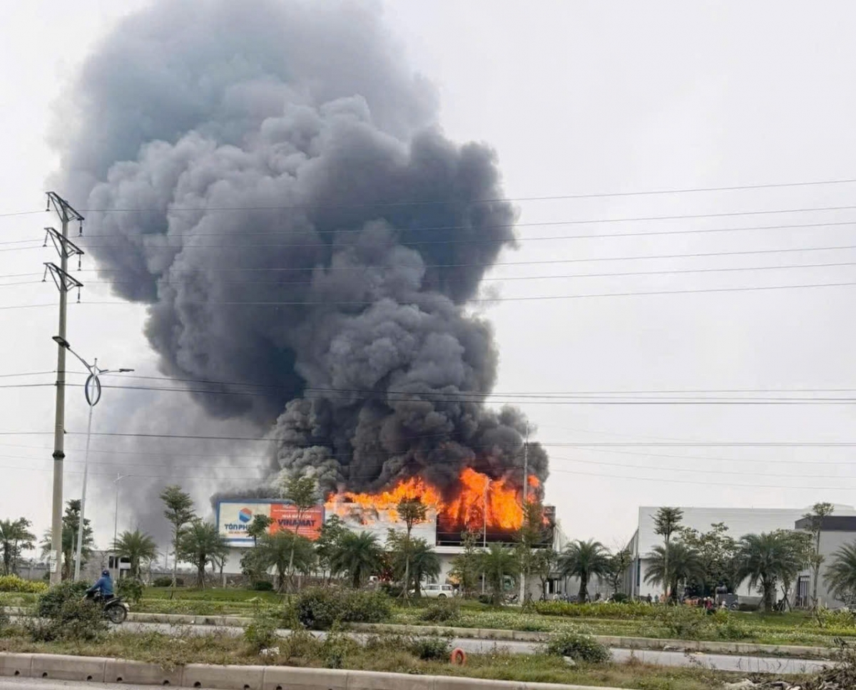 Cháy nhà xưởng rộng khoảng 600m2 tại Cụm công nghiệp Lê Hồ, Ninh Bình. Ảnh: Người dân cung cấp