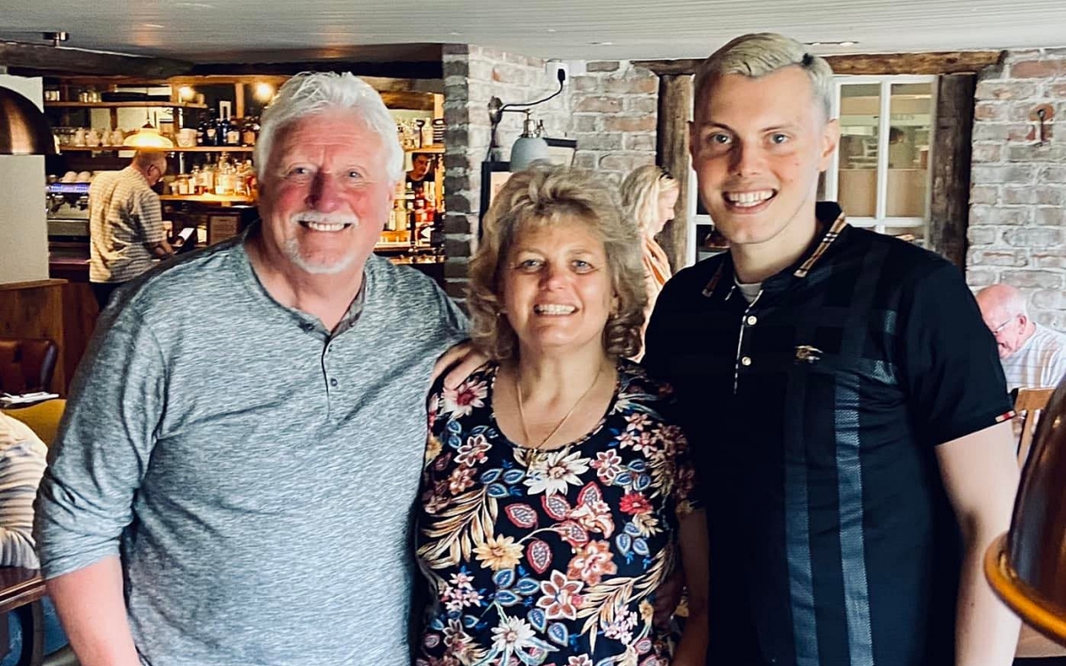 Blackwell (phải) bên cha mẹ mình (ảnh do nhân vật cung cấp).