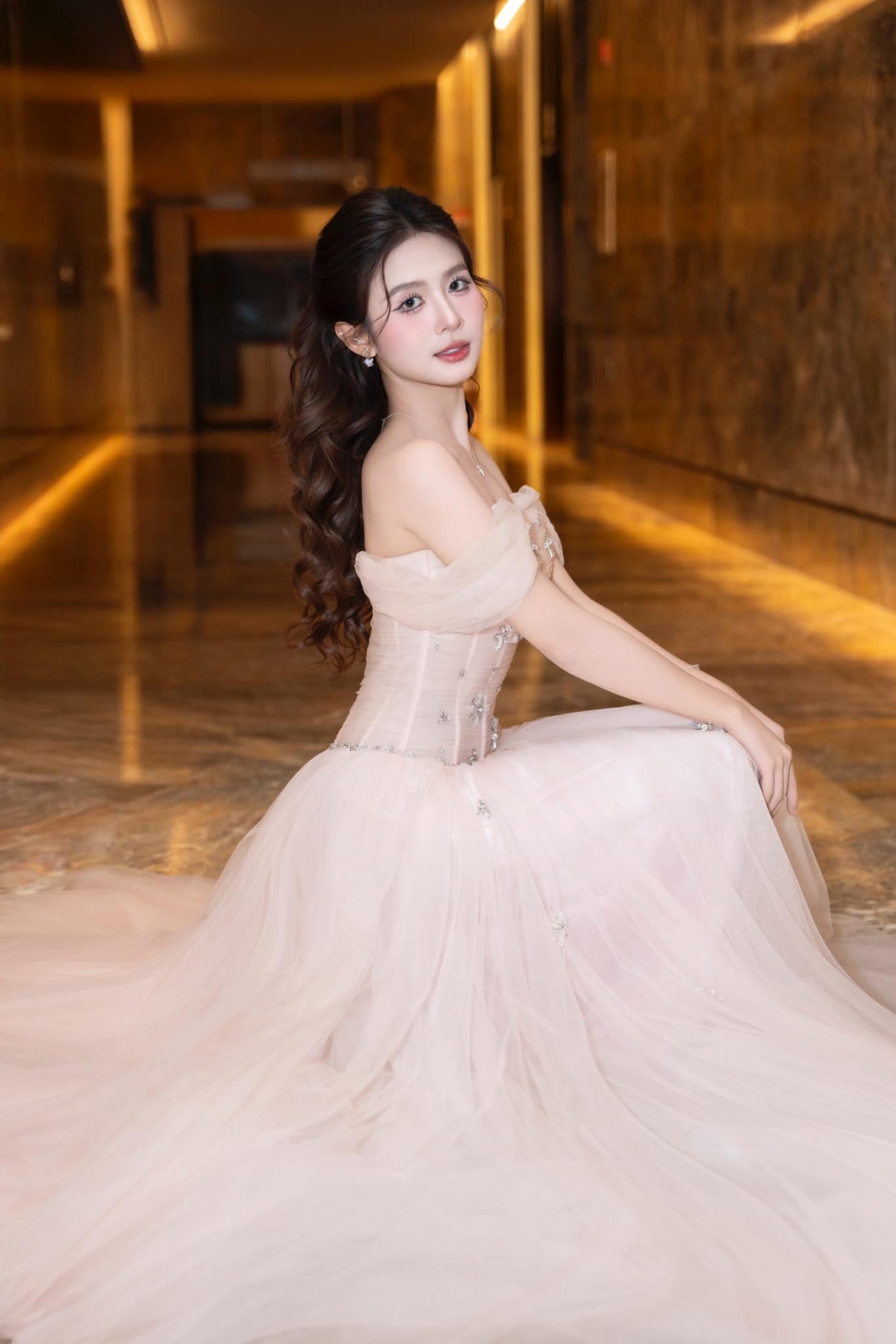 Sao Việt 5/2: Trong chia sẻ vừa đăng trên trang cá nhân, Chang Mây cho biết, những tranh cãi vừa qua xuất phát từ nhiều thông tin chưa đầy đủ, thiếu kiểm chứng, khiến dư luận có những phán xét phiến diện. Theo Chang Mây, việc cô lựa chọn im lặng suốt thời gian dài không phải để né tránh trách nhiệm mà nhằm giữ sự bình tĩnh, tỉnh táo trước khi lên tiếng một cách nghiêm túc và có trách nhiệm với tất cả các bên liên quan.