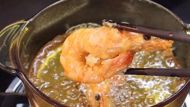 Chiên rán là phương pháp chế biến phổ biến nhưng tiềm ẩn nguy cơ bắn dầu nếu không thực hiện đúng cách