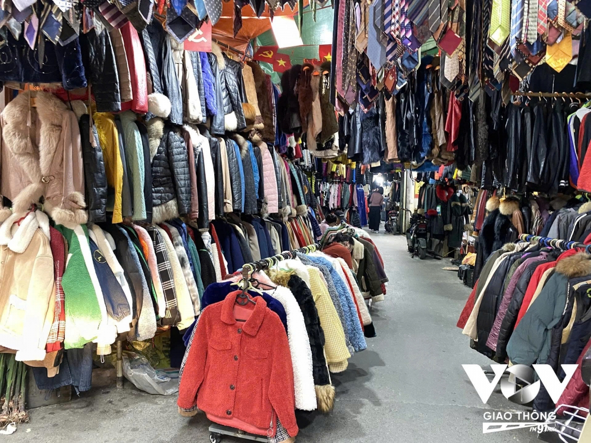 Khu chợ nằm dưới dãy nhà tập thể cũ, bên cạnh con phố Đông Tác tấp nập. Nơi đây đầy rẫy những sào quần áo đủ màu sắc, kiểu dáng xếp san sát nhau