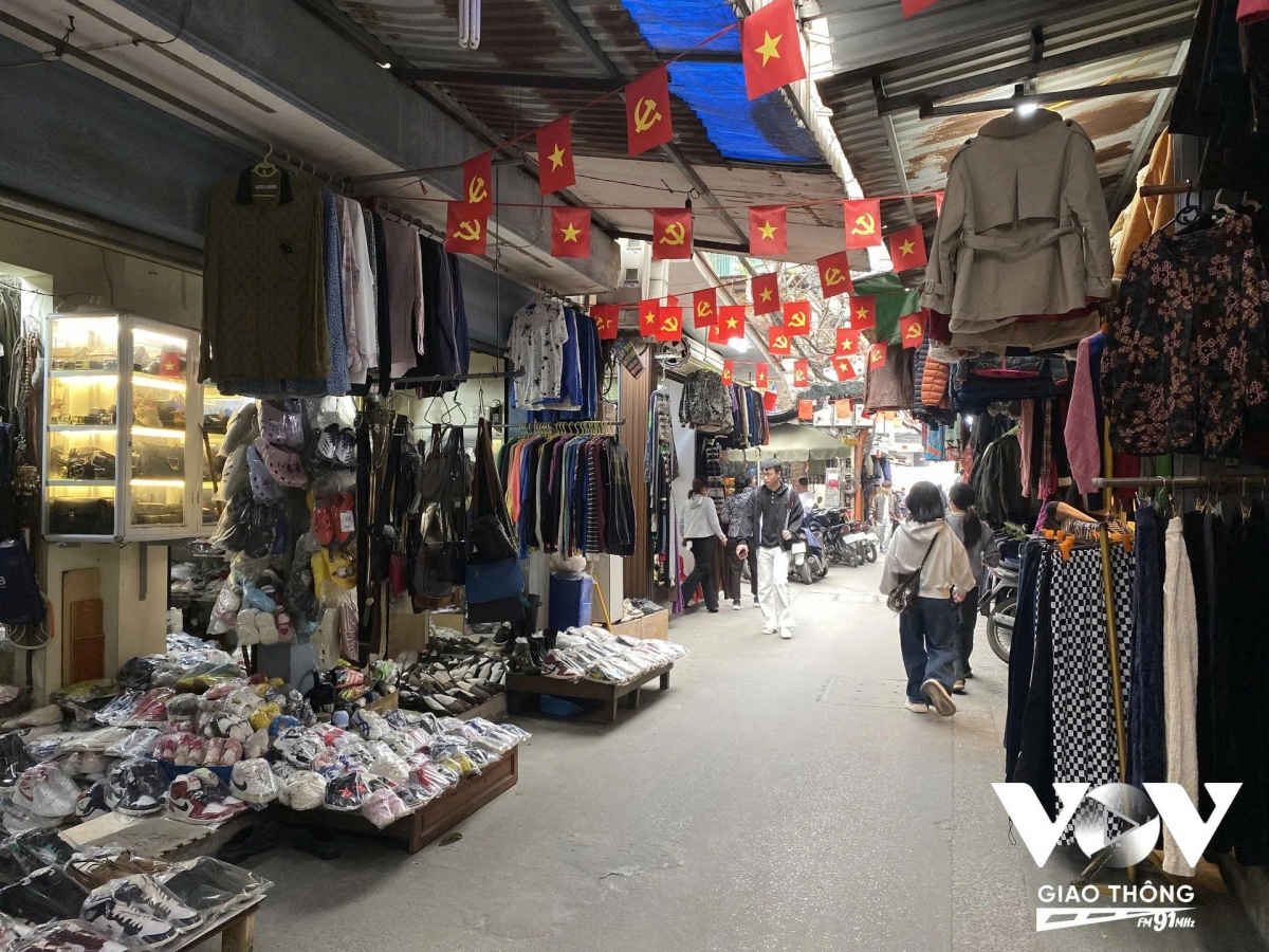 Chợ đồ si bán đa dạng các loại hàng với nhiều mẫu mã khác nhau