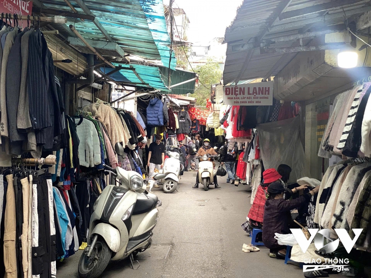 Người đi lựa đồ làm không gian chợ nhộn nhịp và đông vui hơn