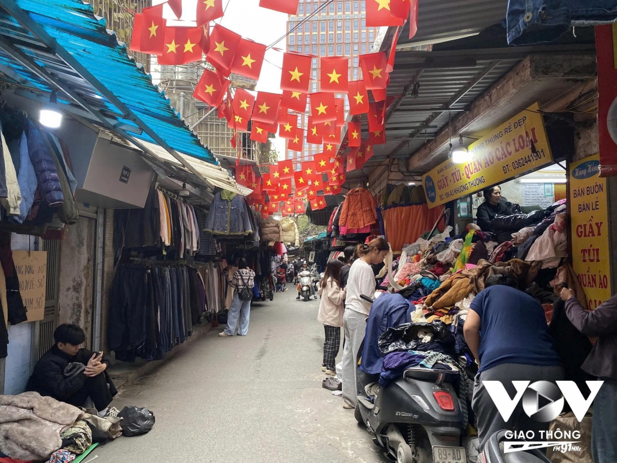 Con đường trong chợ những ngày cuối năm cũng ngập sắc cờ đỏ