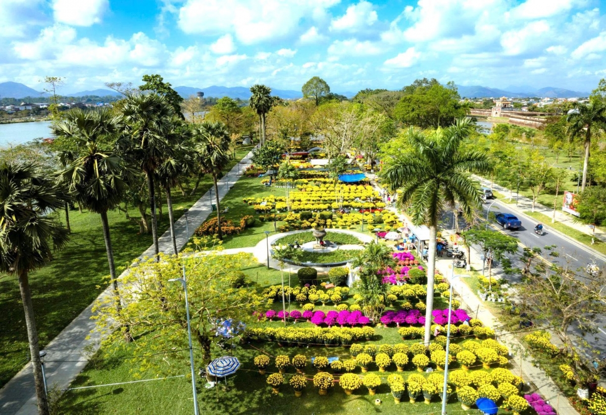 Chợ hoa Xuân phía bắc bờ sông Hương