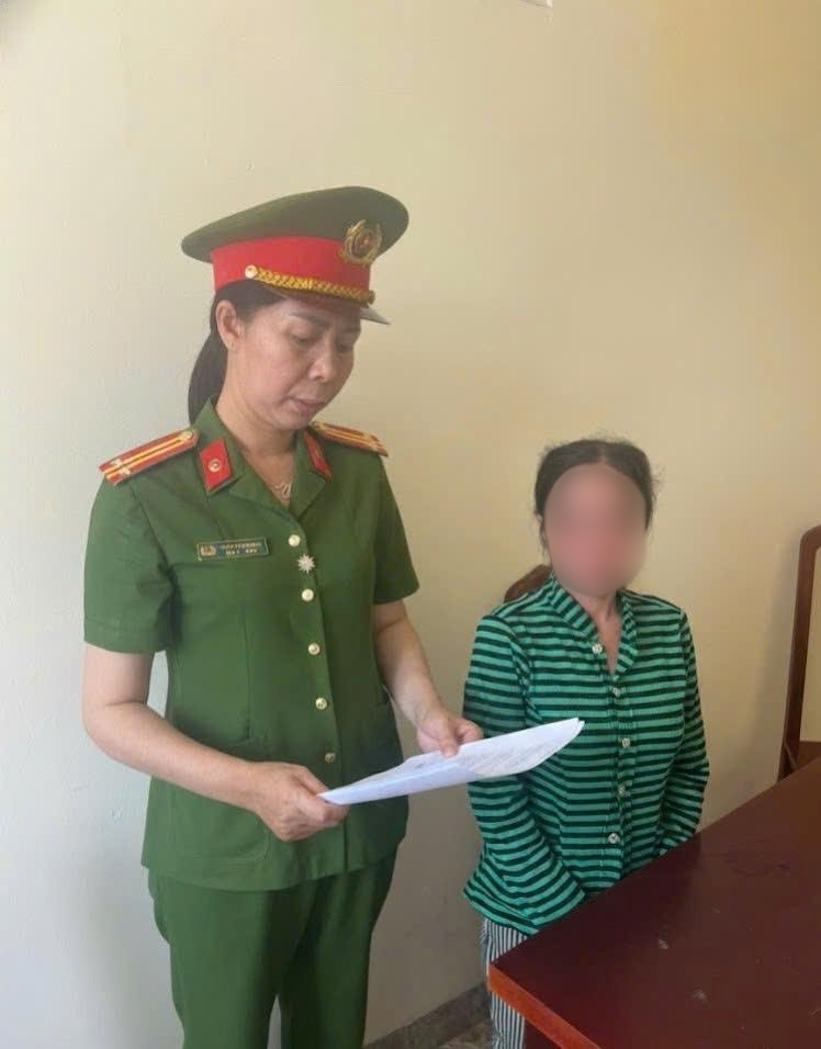 Cơ quan Cảnh sát điều tra, Công an tỉnh Cà Mau triển khai Lệnh bắt bị can để tạm giam và khám xét nơi ở đối với T.B.D. (Ảnh: Công an tỉnh Cà Mau)