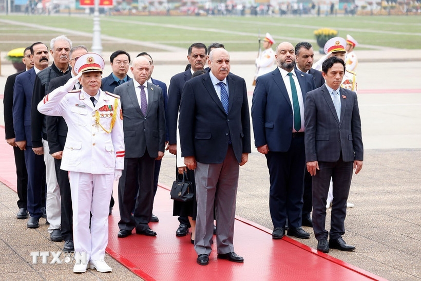 Chiều 4/2, Chủ tịch Hạ viện Jordan Mazen Turki El Qadi cùng đoàn đại biểu cấp cao đến đặt vòng hoa, vào Lăng viếng Chủ tịch Hồ Chí Minh; đặt hoa tưởng niệm tại Đài tưởng niệm các anh hùng liệt sĩ trên đường Bắc Sơn. (Ảnh: TTXVN)