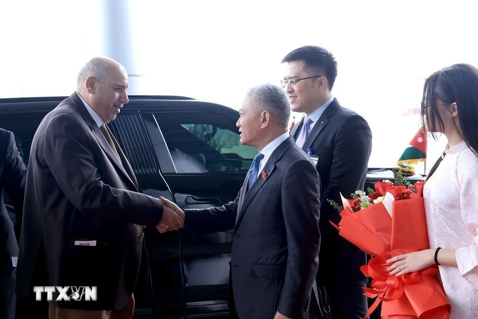 Trưa 2/2, Chủ tịch Hạ viện Jordan Mazen Turki El Qadi đến Hà Nội, bắt đầu thăm chính thức Việt Nam từ ngày 2-5/2 theo lời mời của Chủ tịch Quốc hội Trần Thanh Mẫn. Đây là hoạt động trao đổi đoàn đầu tiên giữa lãnh đạo cơ quan lập pháp hai nước, diễn ra chỉ sau 3 tháng sau chuyến thăm Việt Nam của Quốc vương Abdullah II Ibn Al Hussein và cũng là chuyến công du nước ngoài đầu tiên của ông Mazen Turki El Qadi kể từ khi nhậm chức Chủ tịch Hạ viện Jordan tháng 10/2025. (Ảnh: TTXVN)