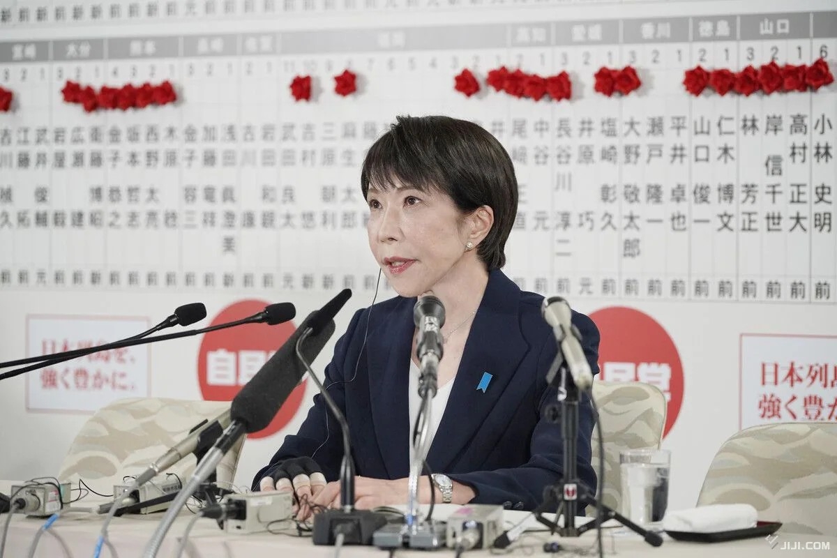 Chủ tịch LDP - Thủ tướng Takaichi Sanae họp báo sau thắng lợi trong bầu cử đêm 8/2/2026. (Ảnh: Jiji Press)