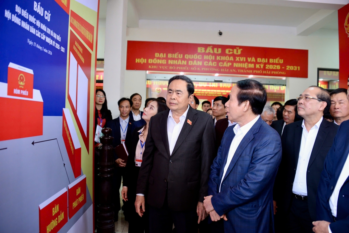 Chủ tịch Quốc hội lưu ý, các điểm bẩu cử phải nắm rõ các quy trình, để thực hiện cho trúng, cho đúng, không để xảy ra sai sót; đặc biệt không được chủ quan, bỏ sót bất cứ công đoạn nào trong quy định