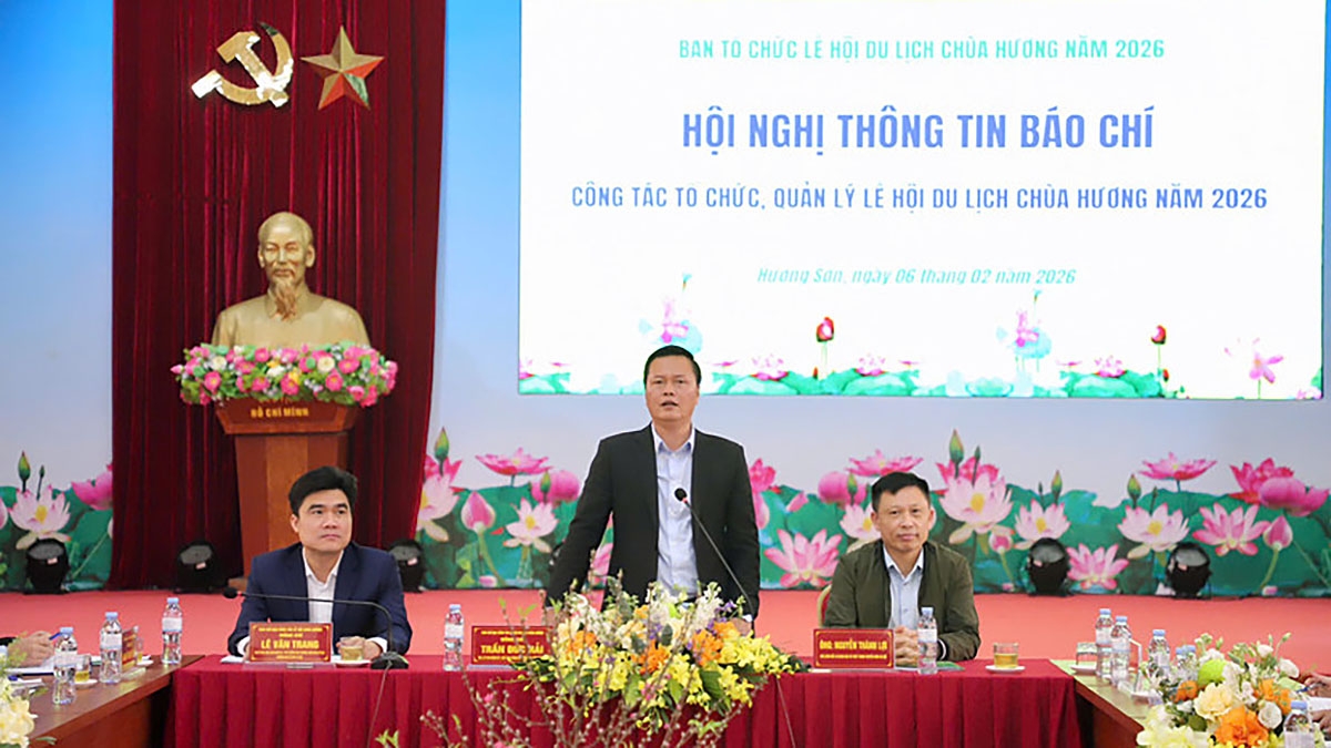 Ông Trần Đức Hải, Bí thư Đảng ủy xã Hương Sơn chia sẻ thông tin báo chí về Lễ hội truyền thống du lịch Chùa Hương năm 2026. (Ảnh: Xuân Trường)