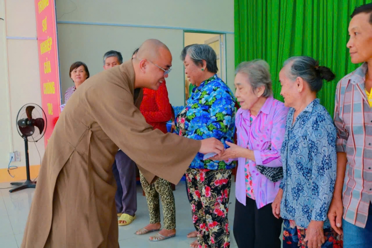 Đại đức Thích Minh Phước trụ trì chùa Liên Hoa ( Mẹ Nam Hải Tiền Giang) tặng rất nhiều phần quà cho người dân khó khăn trong và ngoài tỉnh Đồng Tháp