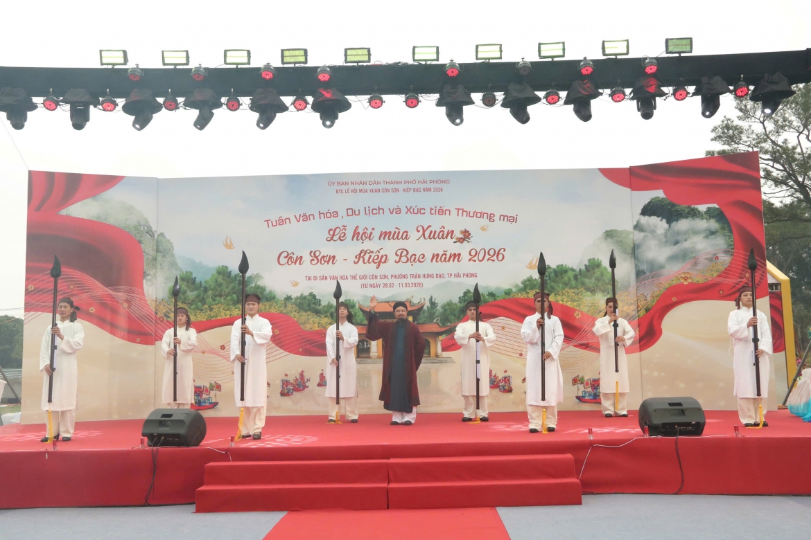 Trong khuôn khổ sự kiện còn diễn ra chuỗi hoạt động nghệ thuật đặc sắc, tạo không khí sôi động, lan tỏa giá trị văn hóa truyền thống.