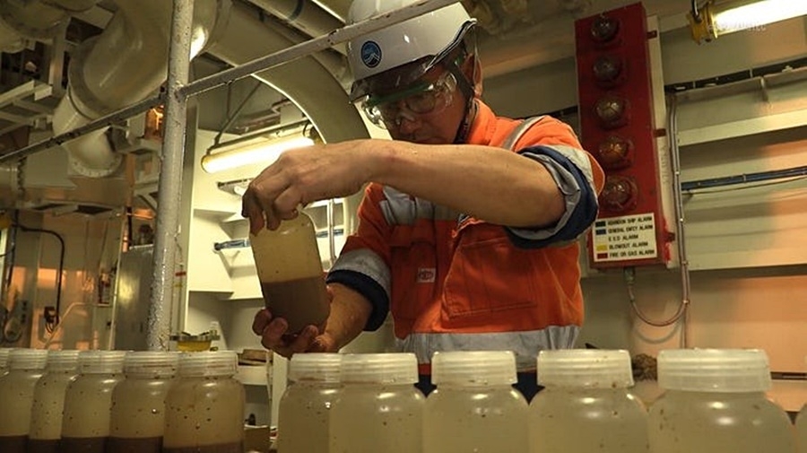 Các chuyên gia của JAMSTEC đưa thành công bùn có đất hiếm từ đáy đại dương lên boong tàu hôm 1/2/2026. Ảnh: JAMSTEC.