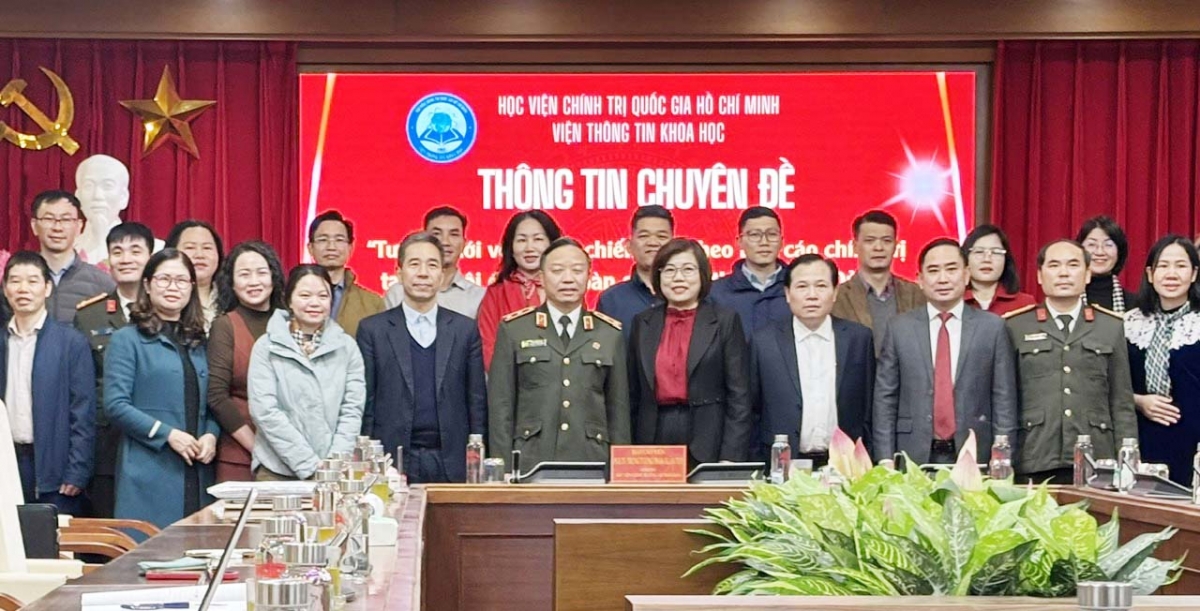 Trung tướng, PGS.TS Phan Xuân Tuy chụp ảnh kỷ niệm cùng cán bộ, giáo viên Học viện và khách mời.