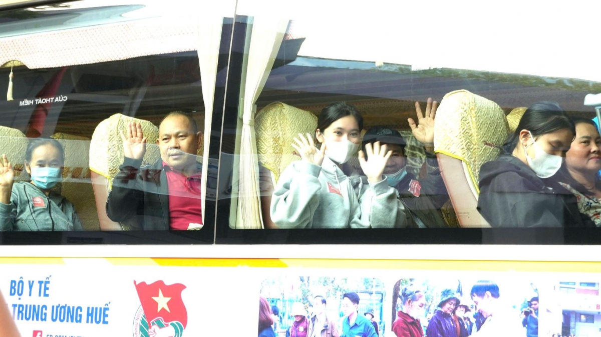 Chuyến xe yêu thương đưa gần 400 bệnh nhân nghèo tại Bệnh viện Trung ương Huế về quê đón Tết