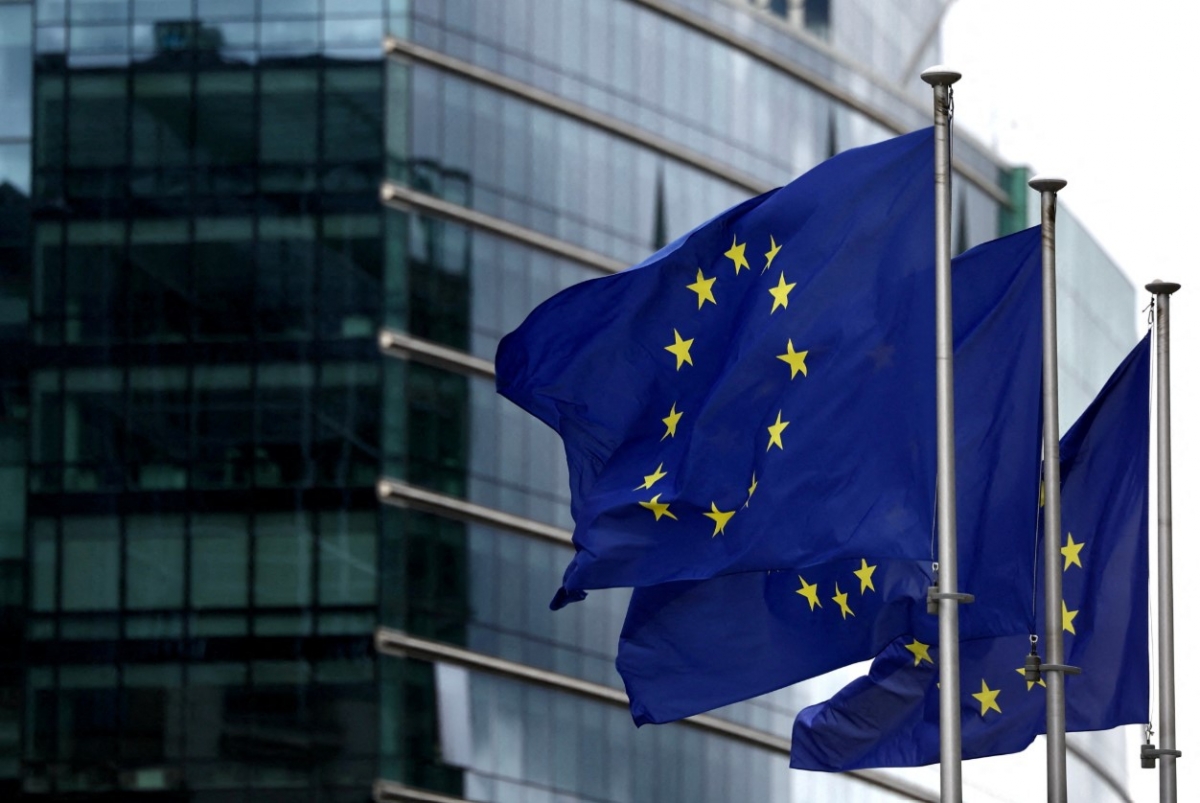 Cờ các nước châu Âu tung bay bên ngoài trụ sở Ủy ban châu Âu tại Brussels. Ảnh: Reuters