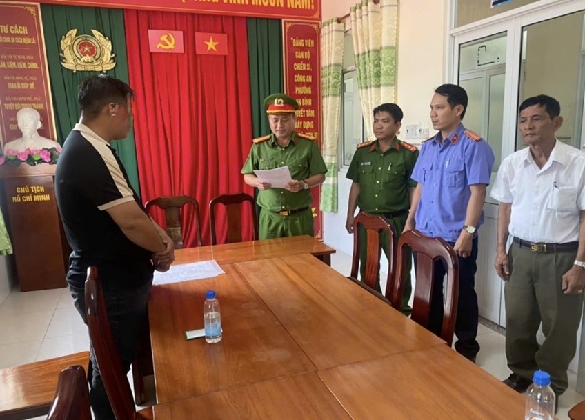 Cơ quan cảnh sát điều tra Công an thành phố Cần Thơ tống đạt các thủ tục tố tụng. (Ảnh: Công an thành phố Cần Thơ)