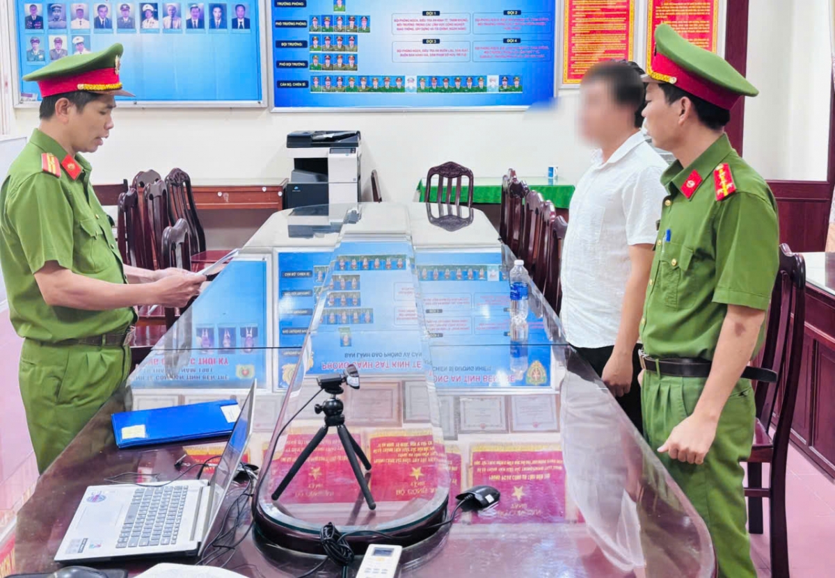 Cơ quan công an đọc lệnh khởi tố bị can có hành vi cho vay nặng lãi