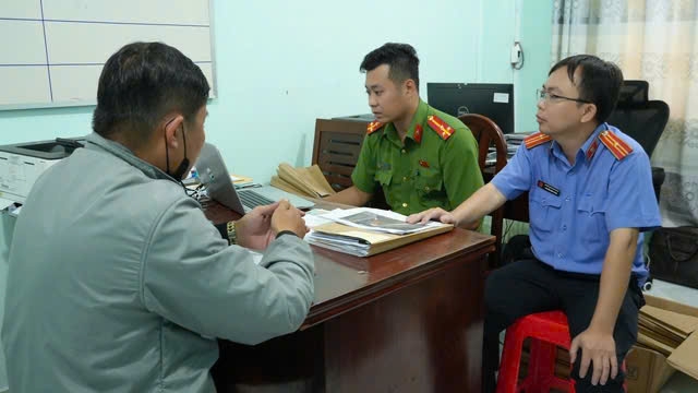 Cơ quan công an làm việc với tài xế xe tải