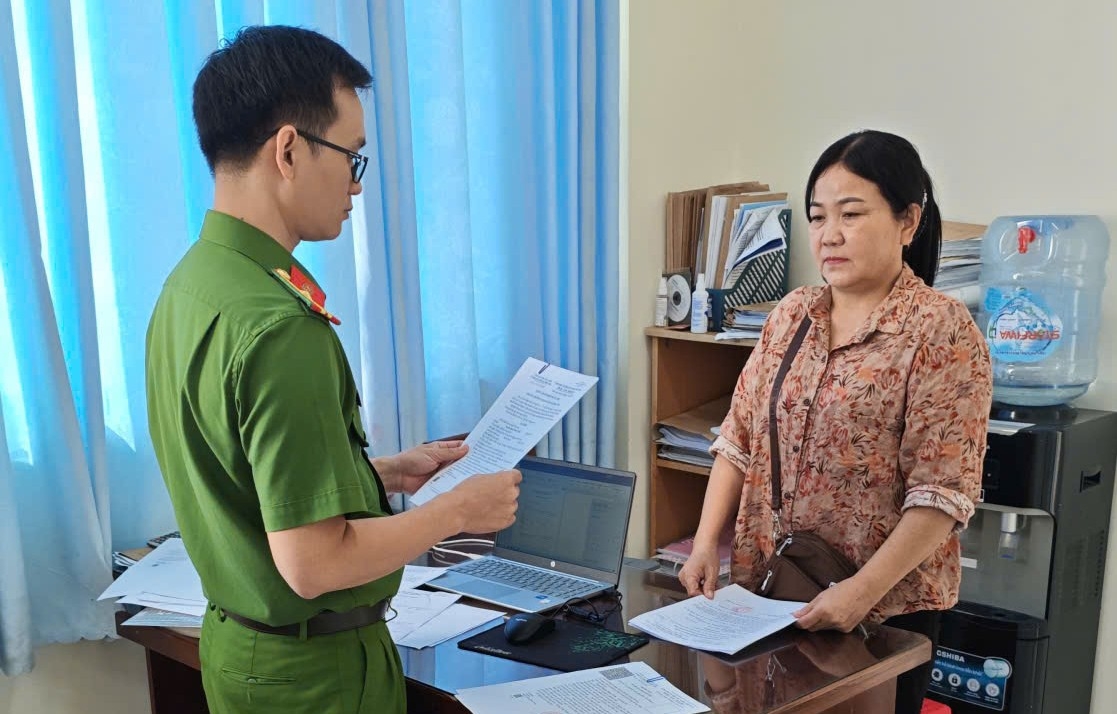 Cơ quan điều tra tống đạt quyết định khởi tố bị can đối với Nguyễn Huỳnh Thanh Triều.