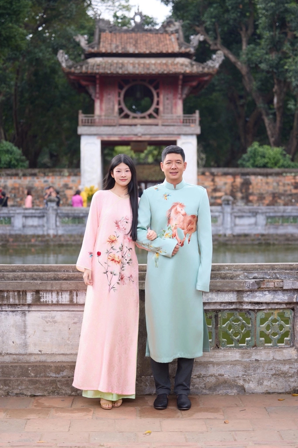 Sao Việt 27/2: MC, diễn viên Bình Minh khoe con gái lớn An Nhiên trong bộ ảnh du xuân tại Văn Miếu - Quốc Tử Giám (Hà Nội) mới đây. An Nhiên năm nay 17 tuổi, hiện học phổ thông ở một trường quốc tế tại TP HCM. Theo Bình Minh, con gái lớn cao 1,76 m, thừa hưởng đôi chân dài của bố và nhiều nét mặt giống mẹ.