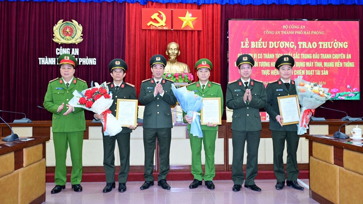 Đại tá Lê Đức Thành, Phó Giám đốc CATP, Thủ trưởng Cơ quan An ninh điều tra; Đại tá Bùi Trung Thành, Phó Giám đốc CATP, Thủ trưởng Cơ quan Cảnh sát điều tra CATP và Đại tá Bùi Mạnh Hùng trao thưởng cho lãnh đạo các đơn vị