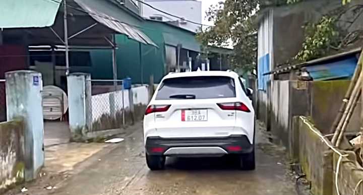 Xe ô tô đỗ chắn phần lớn đường trong ngõ ở Hà Tĩnh gây bức xúc.(Ảnh cắt từ clip).