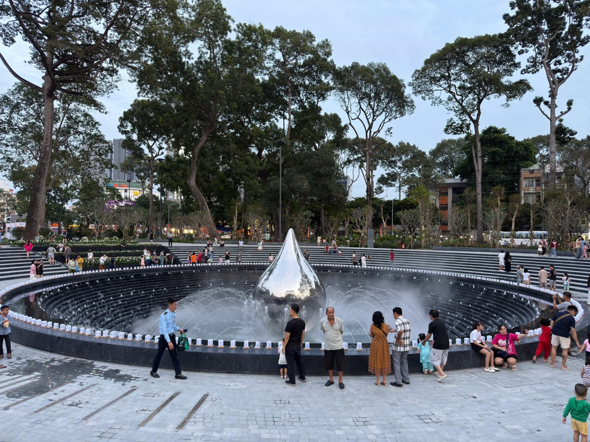 Công viên số 1 Lý Thái Tổ, với biểu tượng "giọt nước" tại quảng trường trung tâm, tưởng niệm nạn nhân COVID-19 (ảnh: V.P)