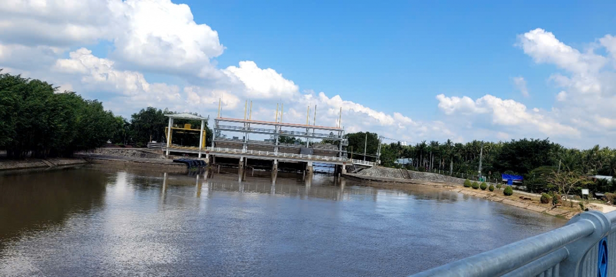 Cống Xuân Hòa vận hành lấy gạn để cấp bổ nước ngọt phục vụ sản xuất vùng phía Đông của tỉnh Đồng Tháp