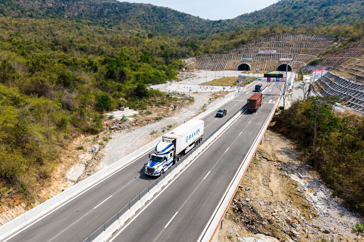 Xư lưu thông trên tuyến cao tốc  Cam Lâm - Vĩnh Hảo.