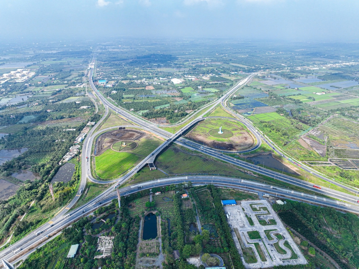 Hơn 650km cao tốc, 55km hầm đường bộ, 7 cây cầu lớn và 21 trạm thu phí - những con số ấn tượng chỉ là một phần trong hành trình kiến tạo hạ tầng của “người mở đường” Tập đoàn Đèo Cả.