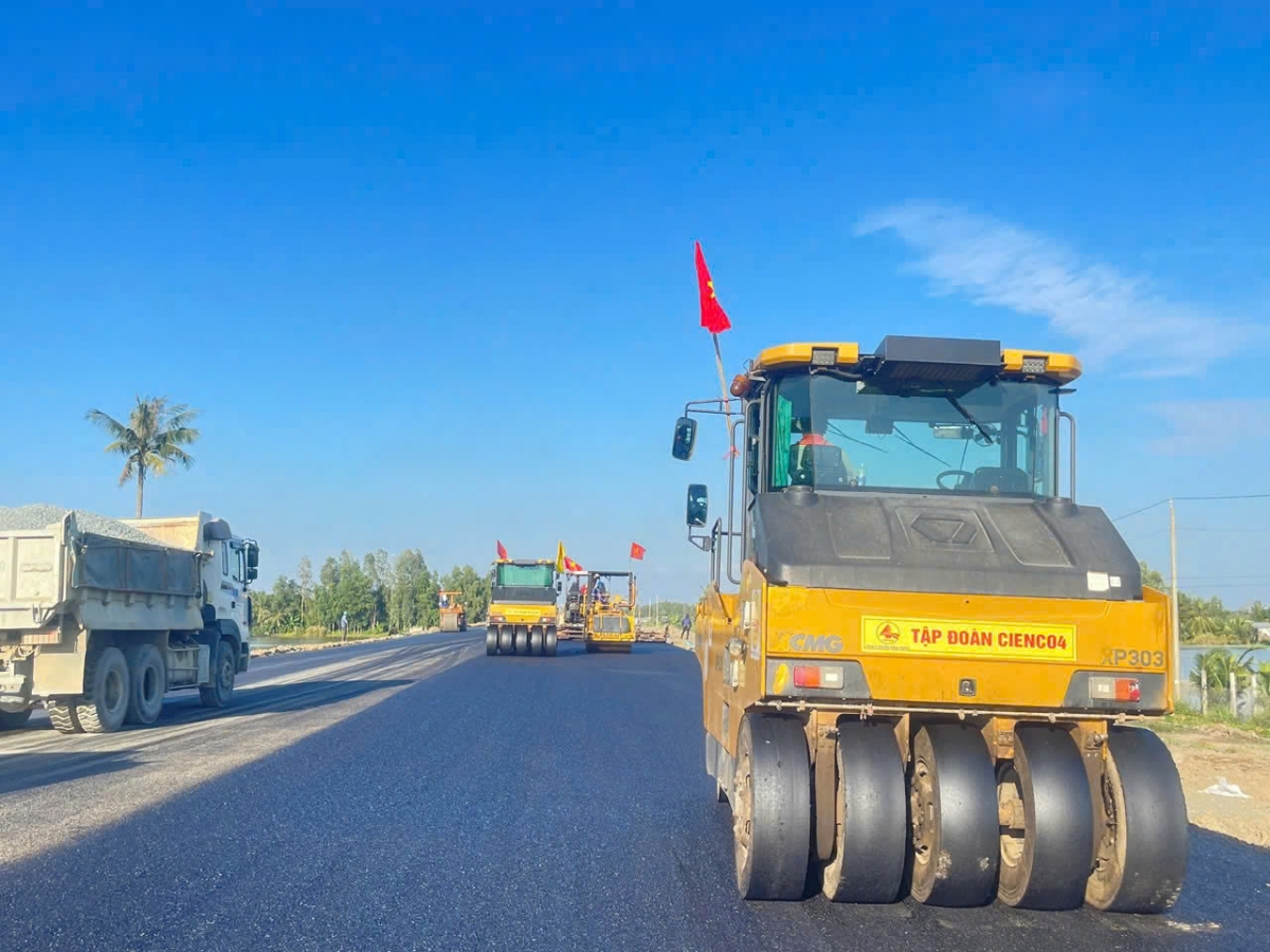 Những ngày làm việc "3 ca, 4 kíp" của kỹ sư, công nhân Cienco4 góp phần đưa dự án cao tốc Hậu Giang - Cà Mau thông xe đúng hẹn.
