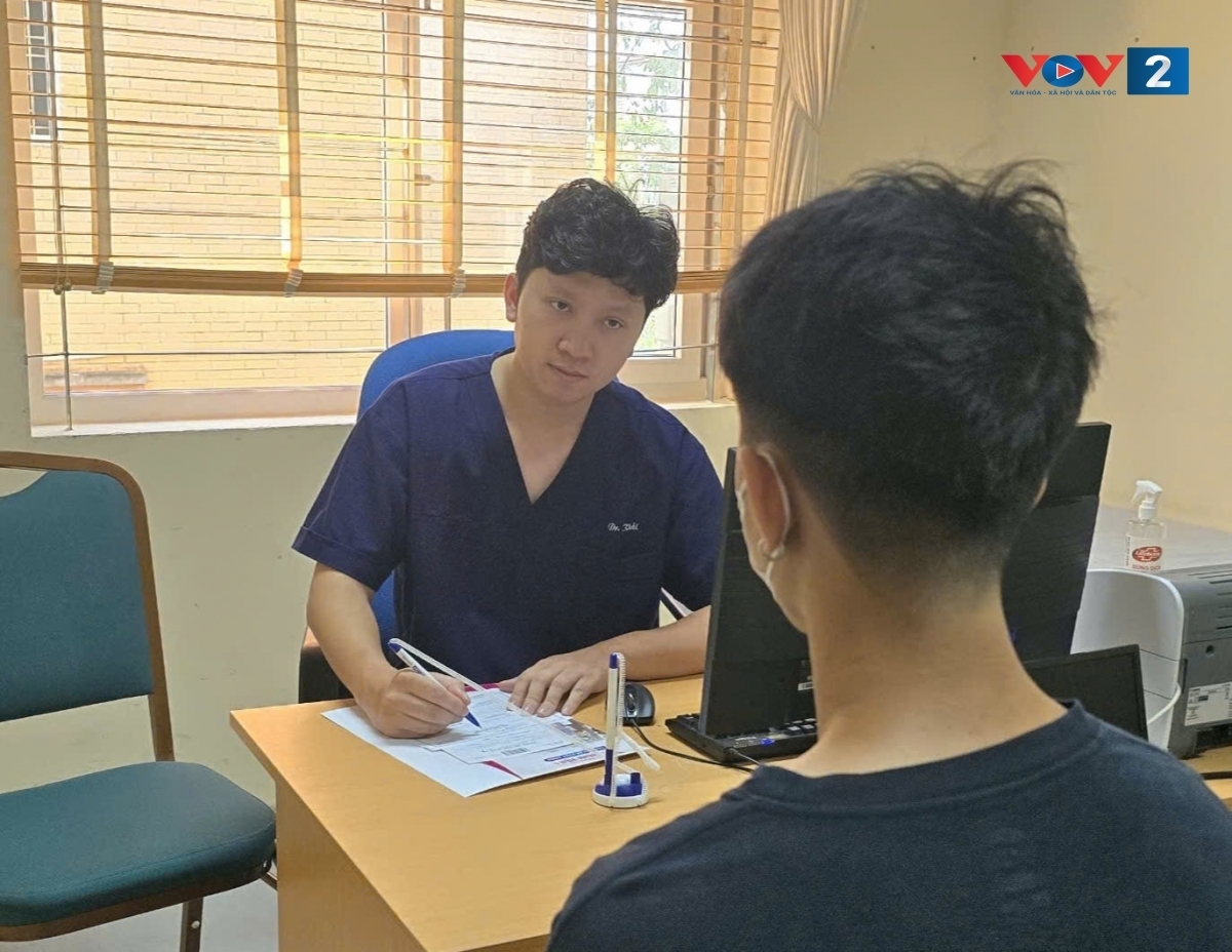 BS Phạm Quang Khải tư vấn cho bệnh nhân​