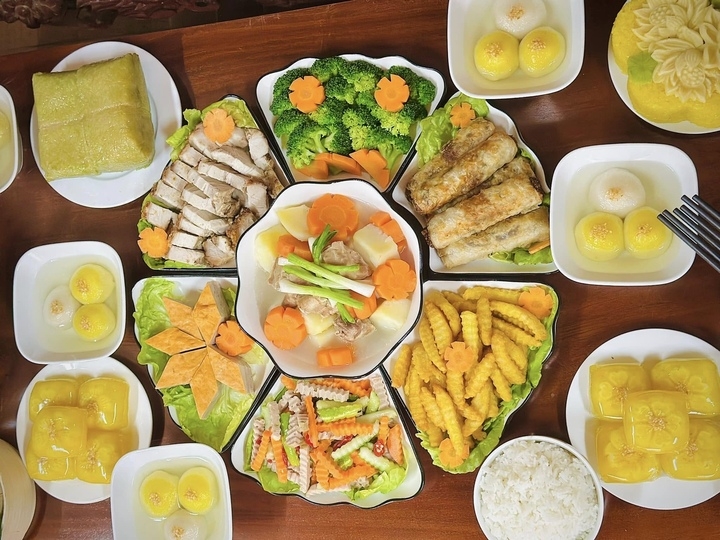 Mâm cơm mặn đơn giản dâng lễ với những món truyền thống. (Ảnh: Đỗ Thu Ngọc)