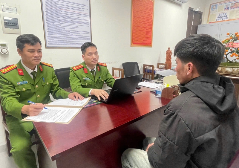 Đấu tranh mở rộng vụ án, đối tượng còn khai nhận trước đó, ngày 11/2, đã thực hiện một vụ cướp giật dây chuyền vàng của một người dân tại xã Vĩnh Lộc nhưng không thành công.